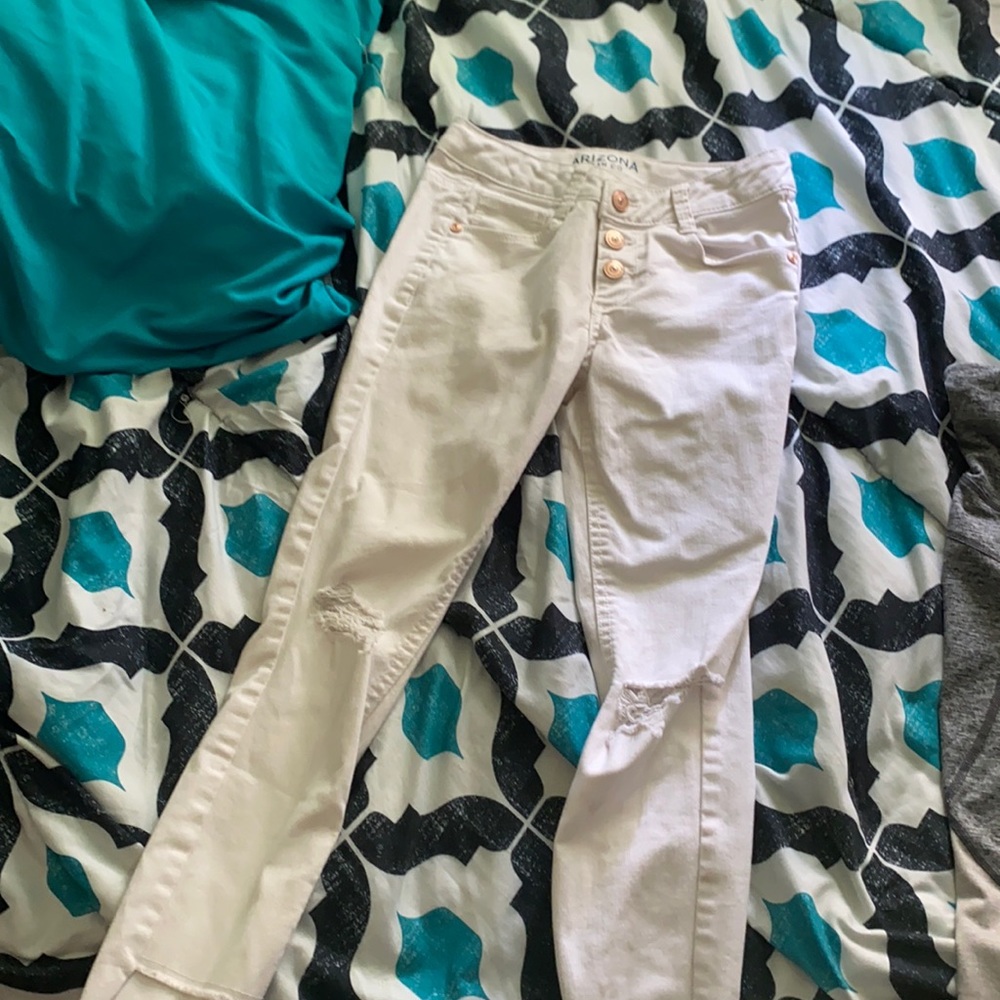 I am selling wripped white jeans